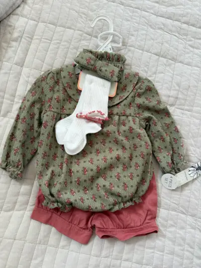 Conjunto infantil floral con calcetines - miniatura 2