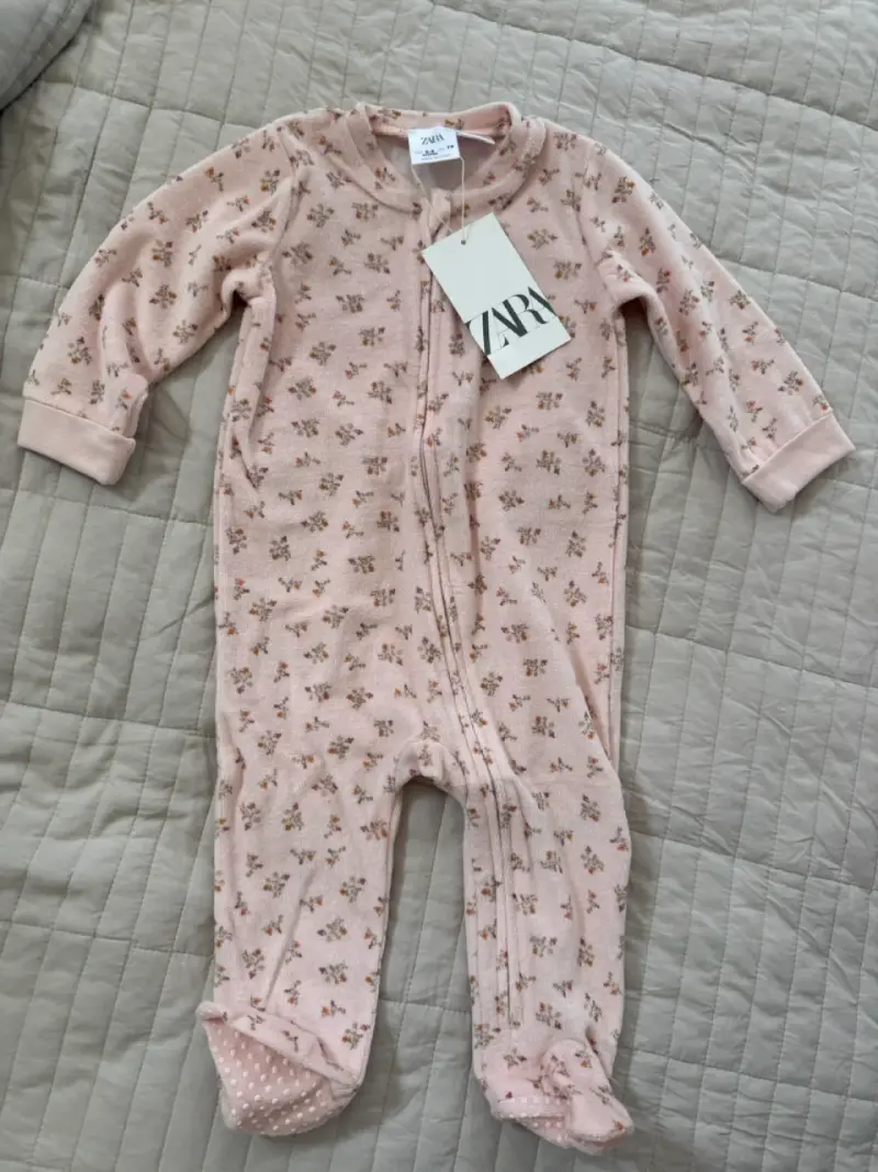 Pijama de bebé Zara rosa con flores