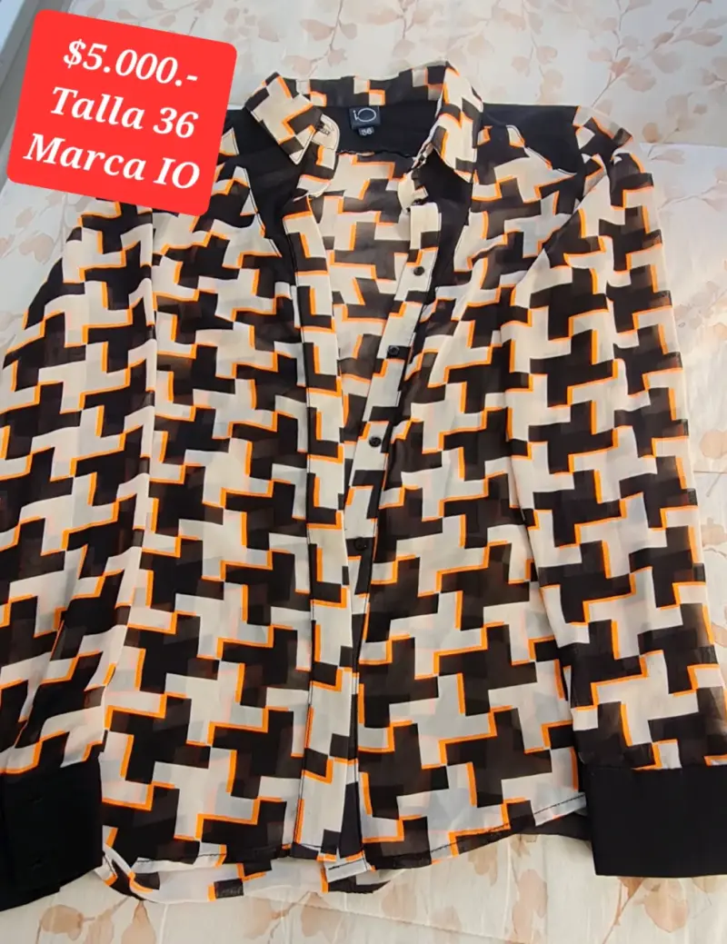 Blusa estampada marca IO talla 36