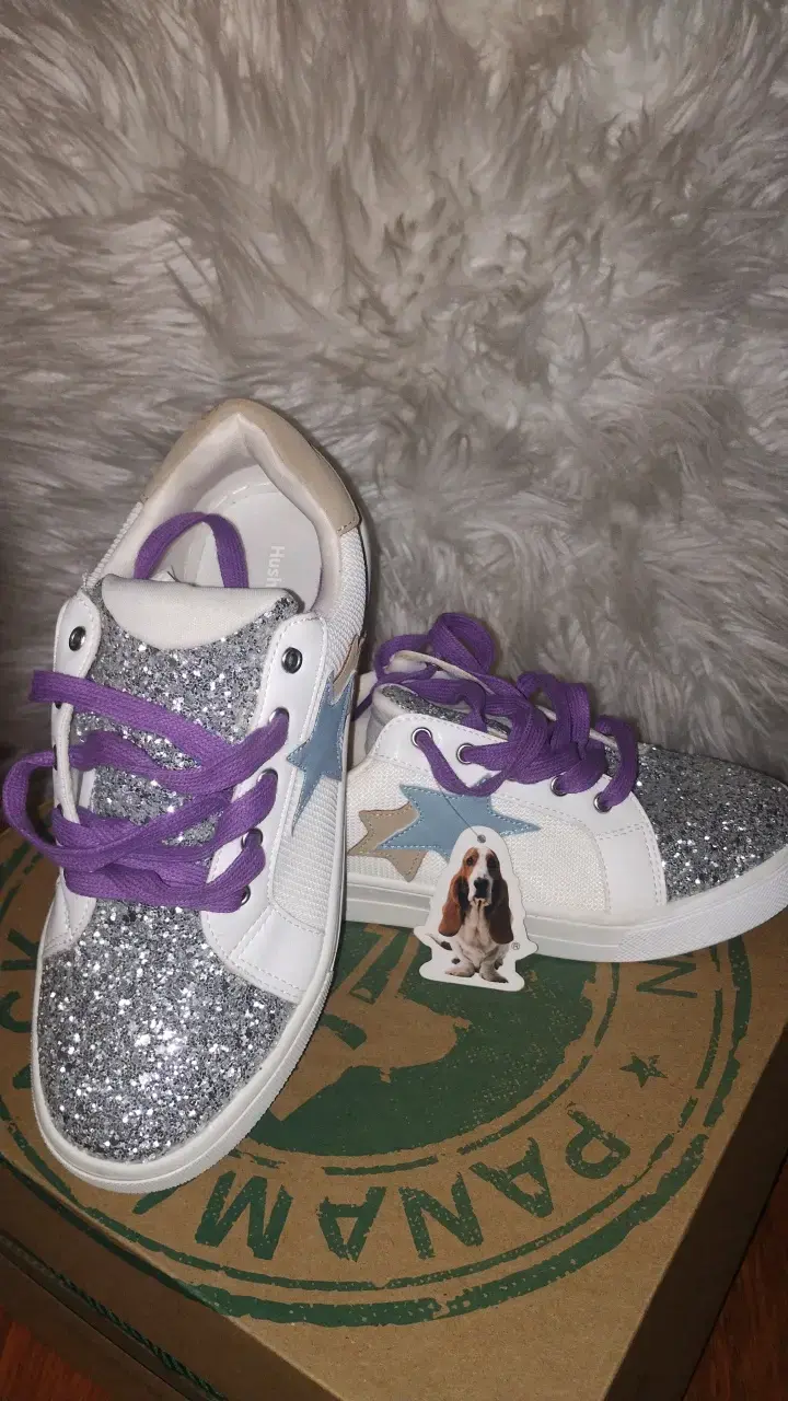 Zapatillas brillantes con cordones morados - 1
