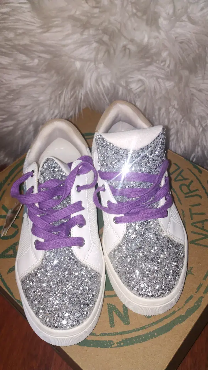 Zapatillas brillantes con cordones morados - 2