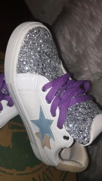 Zapatillas brillantes con cordones morados - miniatura 3
