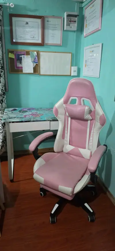 Combo silla gamer y escritorio rosa - miniatura 4