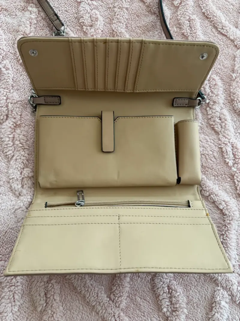 Cartera Guess beige con correa ajustable - 2