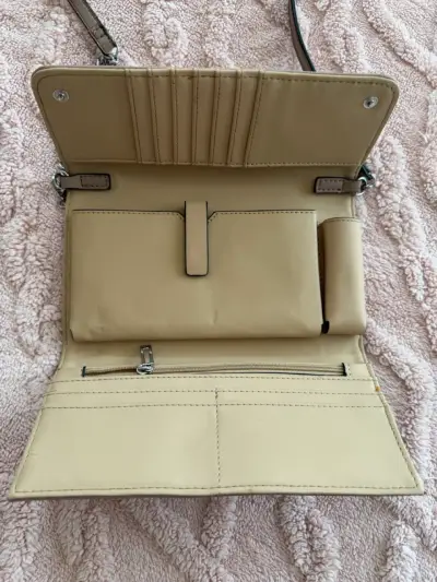 Cartera Guess beige con correa ajustable - miniatura 2