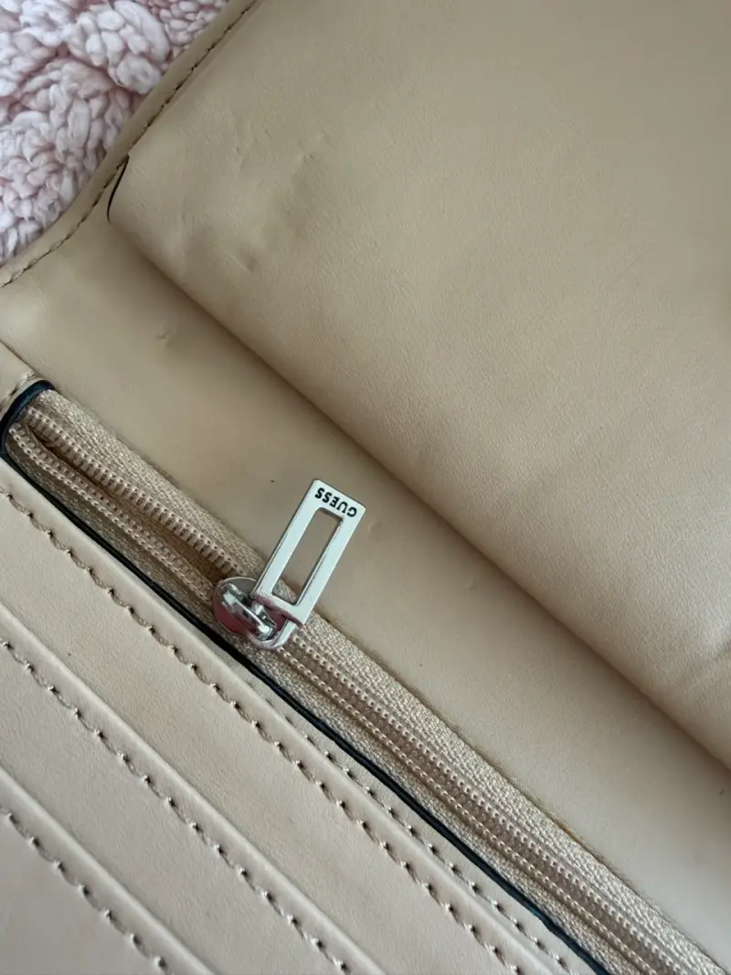 Cartera Guess beige con correa ajustable - 3