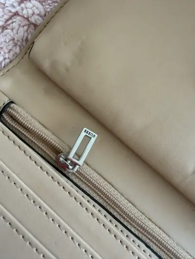 Cartera Guess beige con correa ajustable - miniatura 3