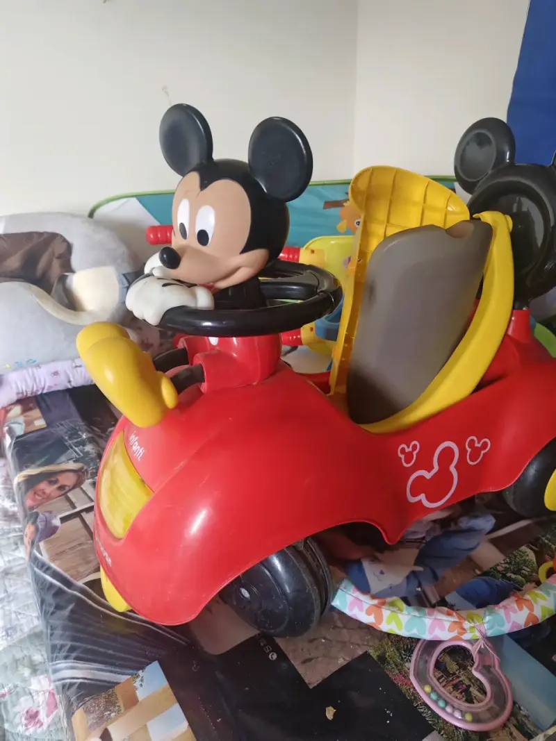 Auto de juguete Mickey Mouse rojo