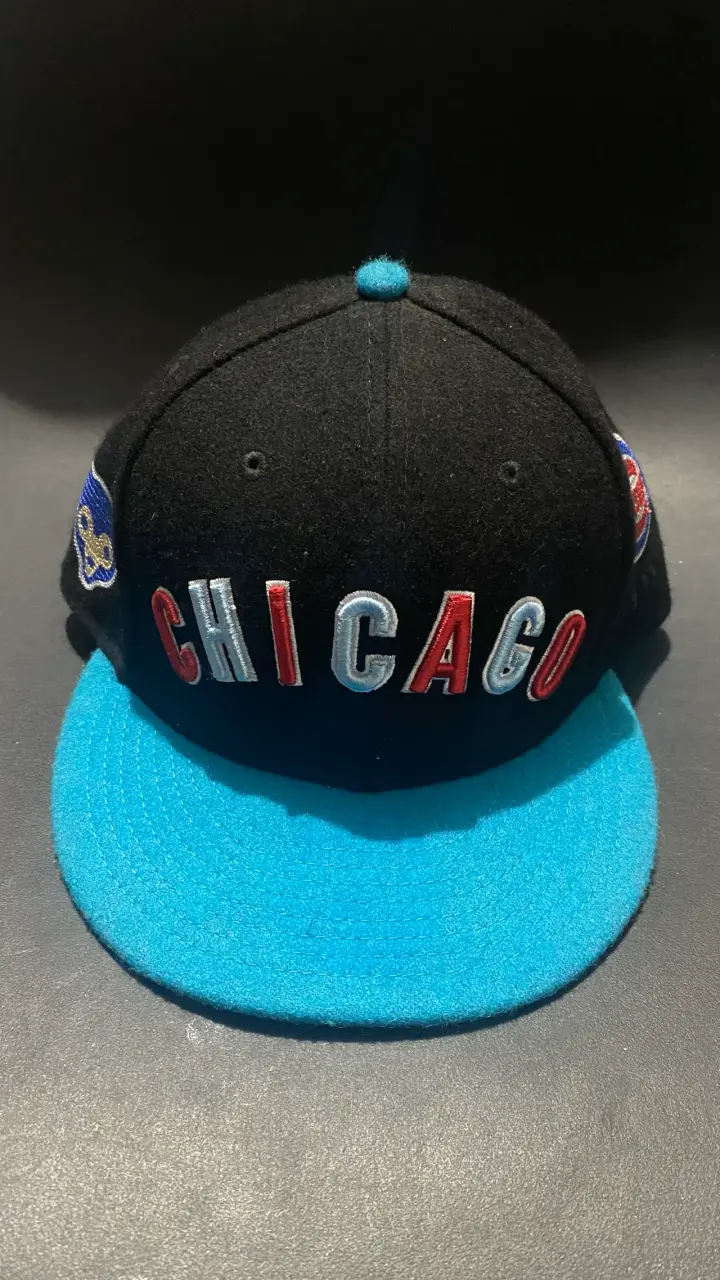 Gorra negra Chicago con visera azul - 1