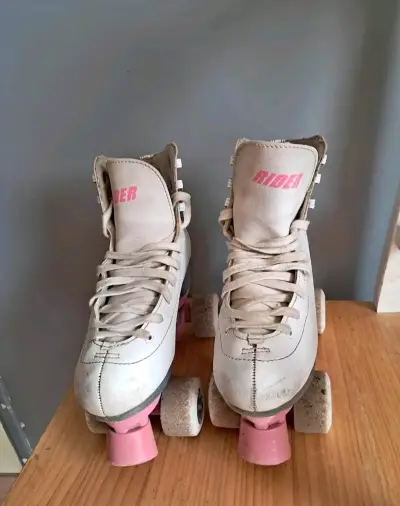 Patines de cuatro ruedas Rider blancos y rosados - miniatura 1