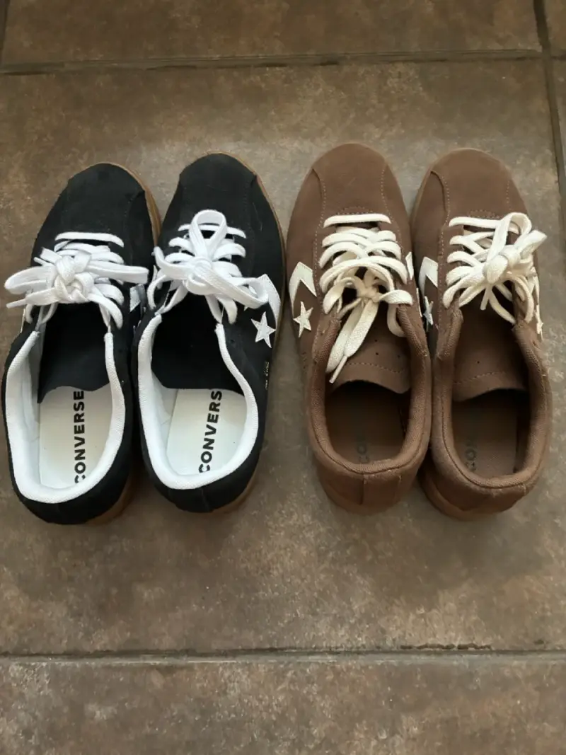 2 Zapatillas Converse negras y marrones - 1