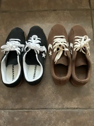 2 Zapatillas Converse negras y marrones - miniatura 1