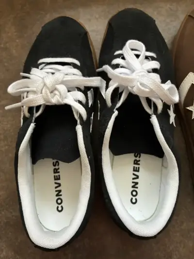 2 Zapatillas Converse negras y marrones - miniatura 2