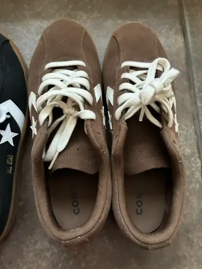 2 Zapatillas Converse negras y marrones - miniatura 3