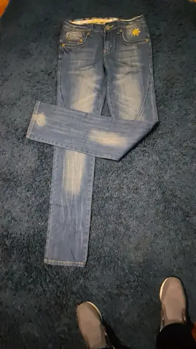 Jeans azul para mujer con detalle bordado - miniatura 1