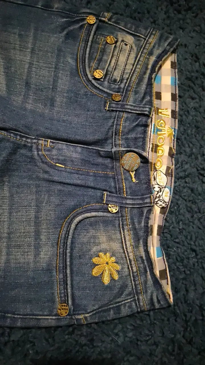 Jeans azul para mujer con detalle bordado - 2