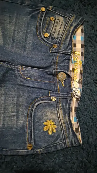 Jeans azul para mujer con detalle bordado - miniatura 2