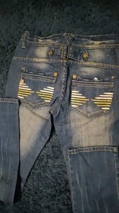 Jeans azul para mujer con detalle bordado - miniatura 3