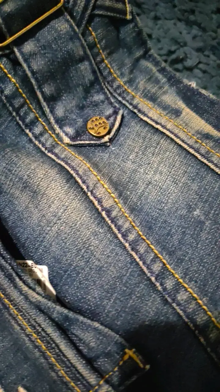 Jeans azul para mujer con detalle bordado - 5
