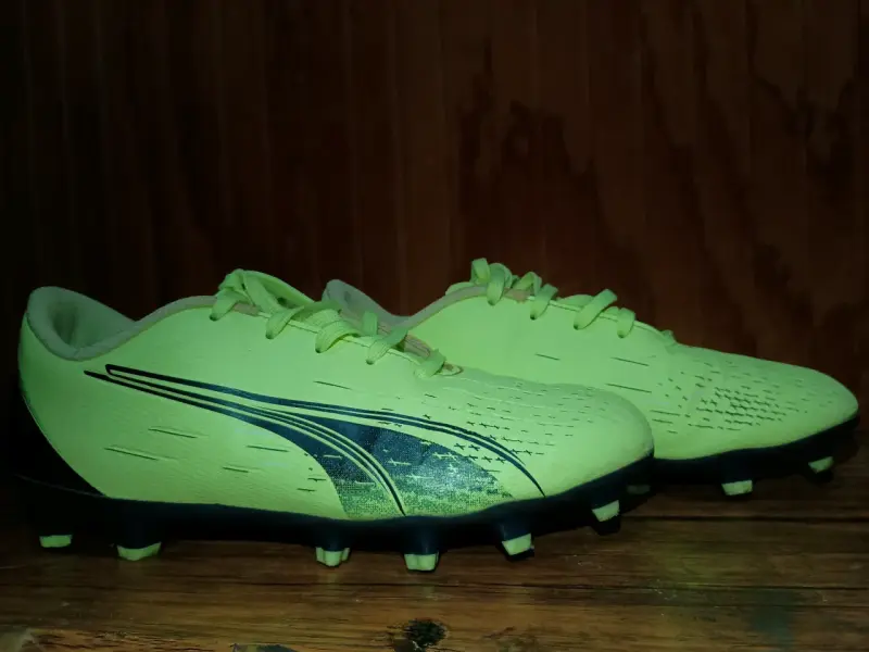Botines de fútbol verde neón con toperoles - 2