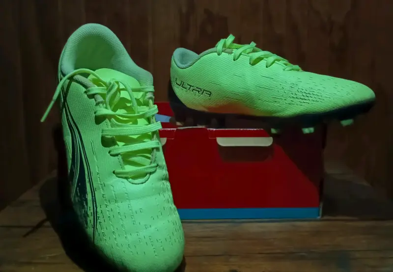 Botines de fútbol verde neón con toperoles - 3