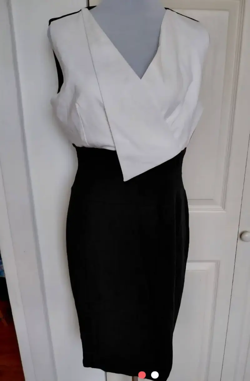Vestido elegante blanco y negro sin mangas