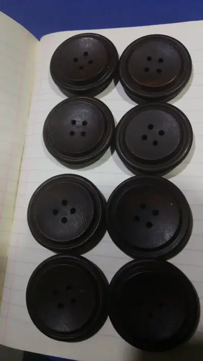 Botones de madera oscuros para abrigos - miniatura 1