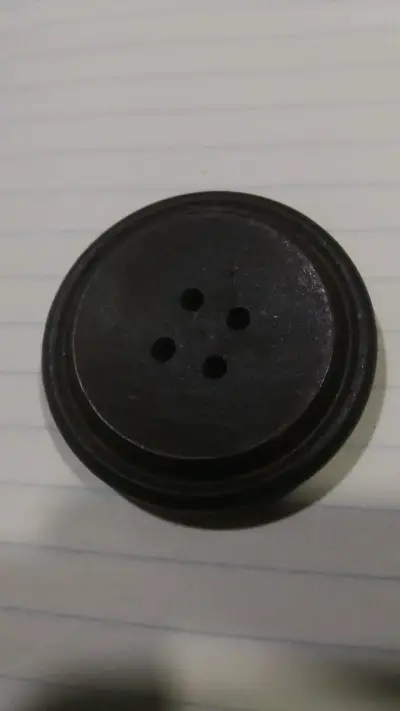 Botones de madera oscuros para abrigos - miniatura 3
