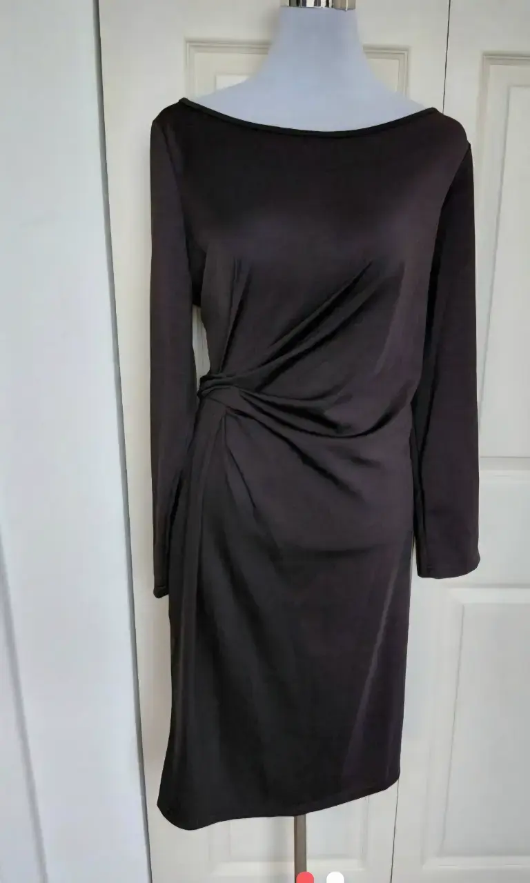 Vestido negro elegante XXL con detalle drapeado.