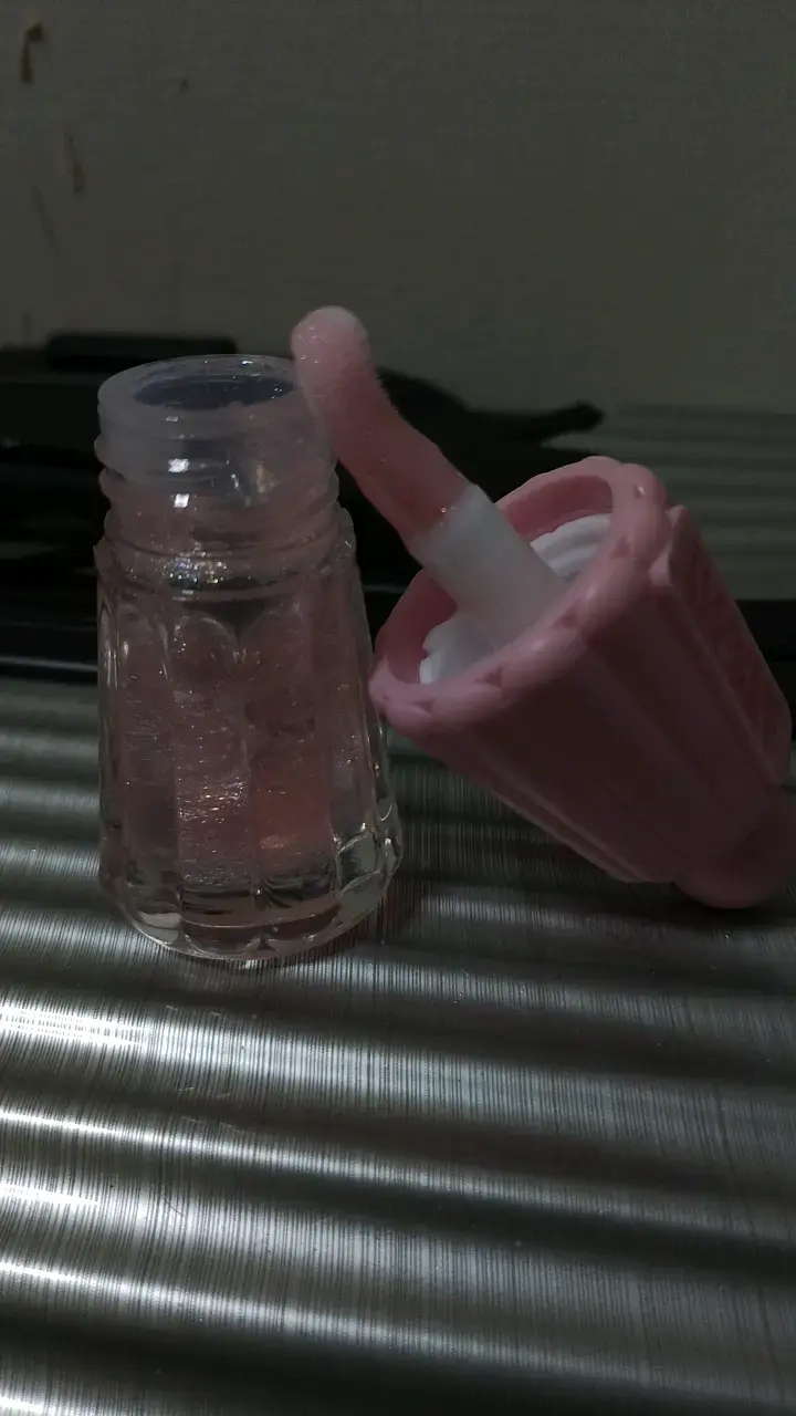 Brillo labial transparente con aplicador rosa