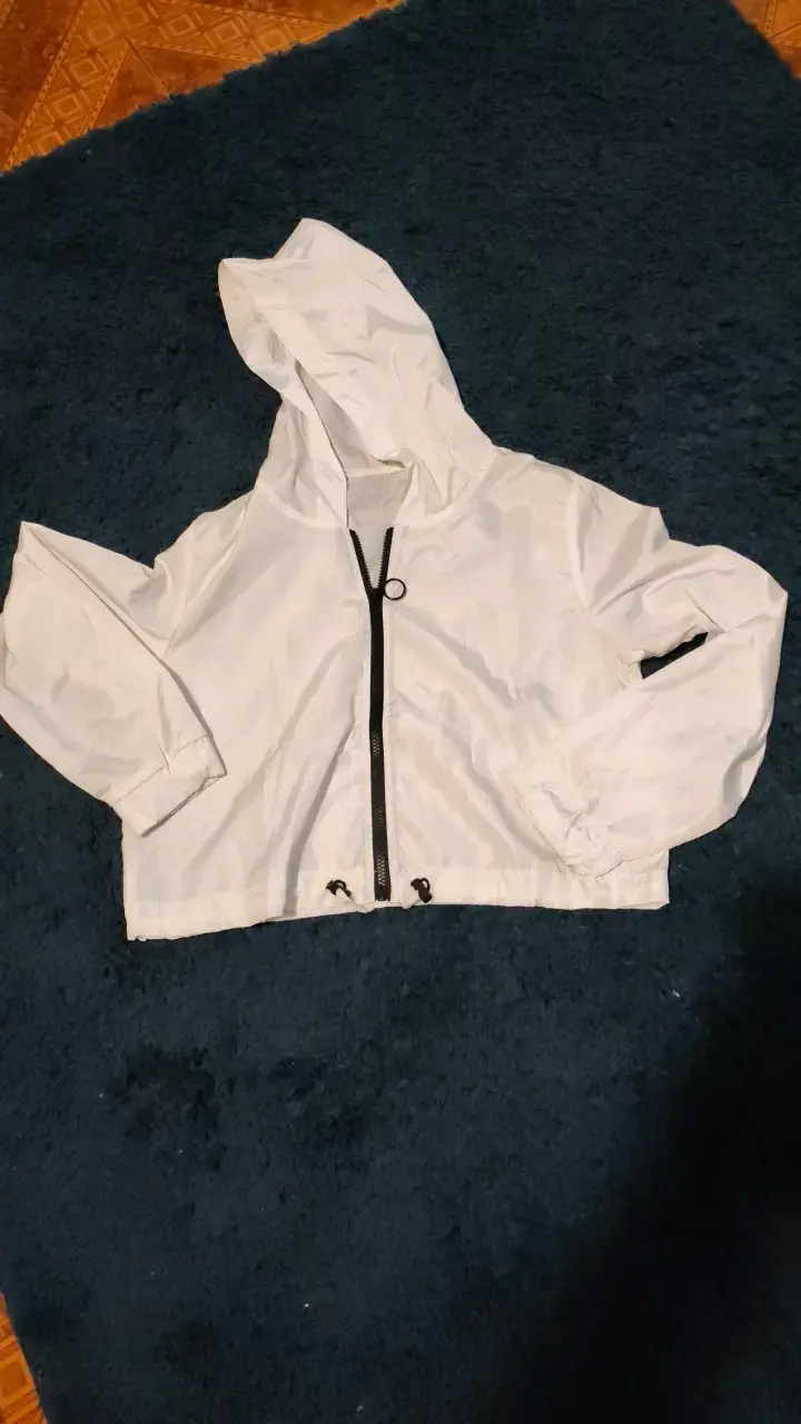 Chaqueta cortaviento blanca con capucha - 1
