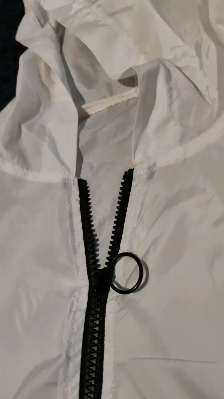 Chaqueta cortaviento blanca con capucha - 2