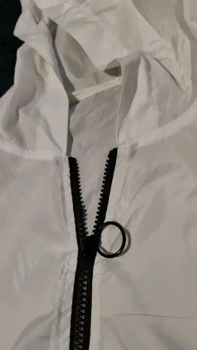 Chaqueta cortaviento blanca con capucha - miniatura 2