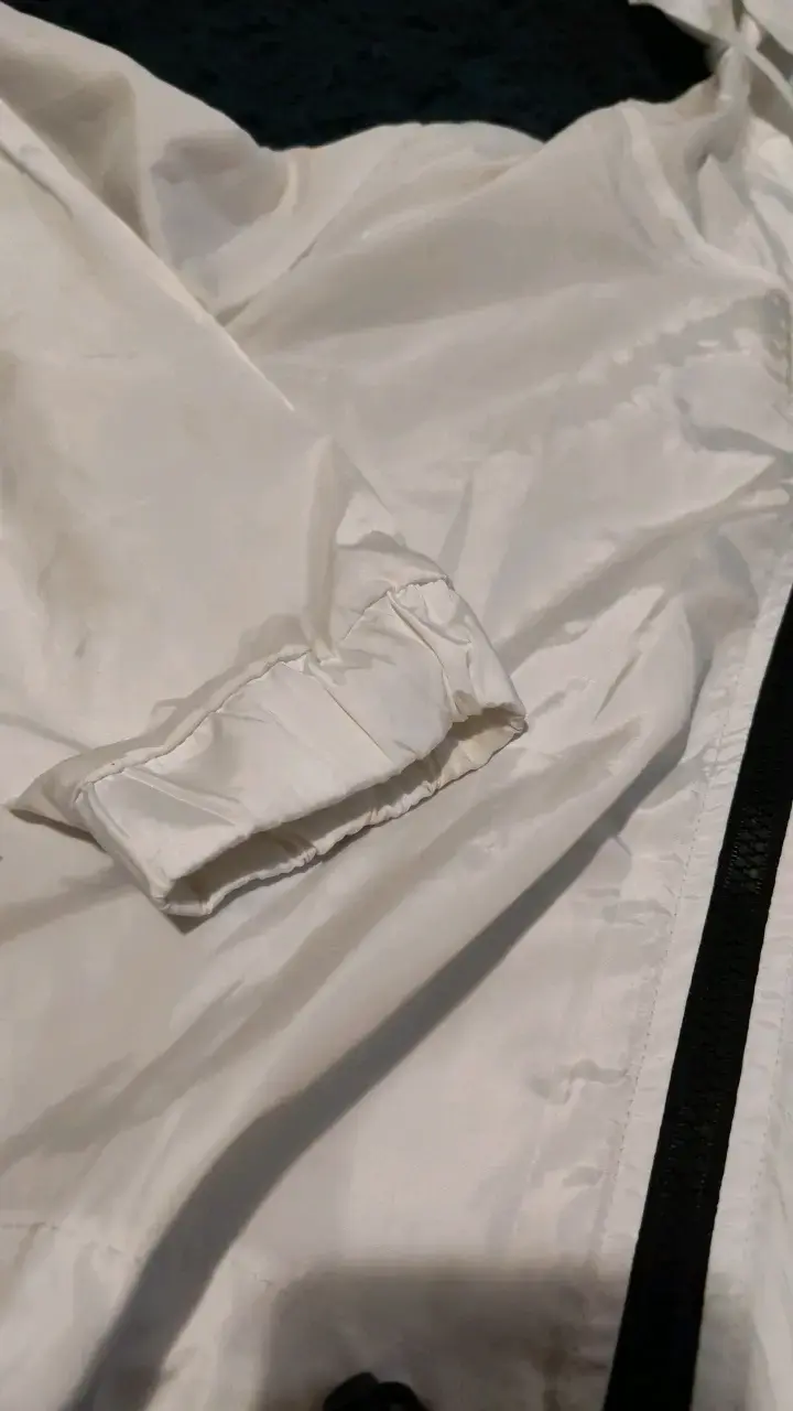 Chaqueta cortaviento blanca con capucha - 3