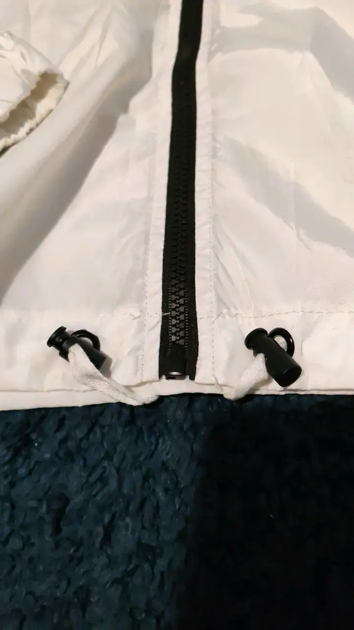 Chaqueta cortaviento blanca con capucha - 4