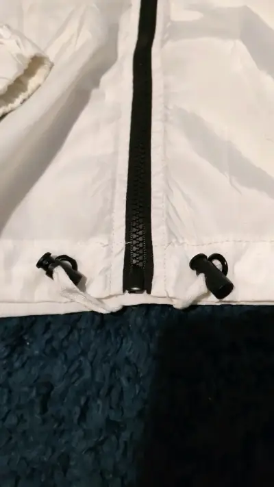 Chaqueta cortaviento blanca con capucha - miniatura 4
