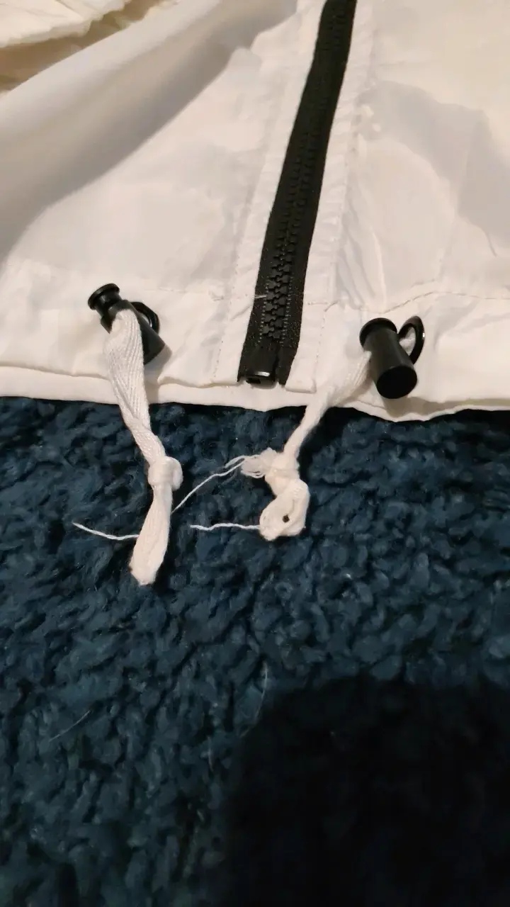 Chaqueta cortaviento blanca con capucha - 5