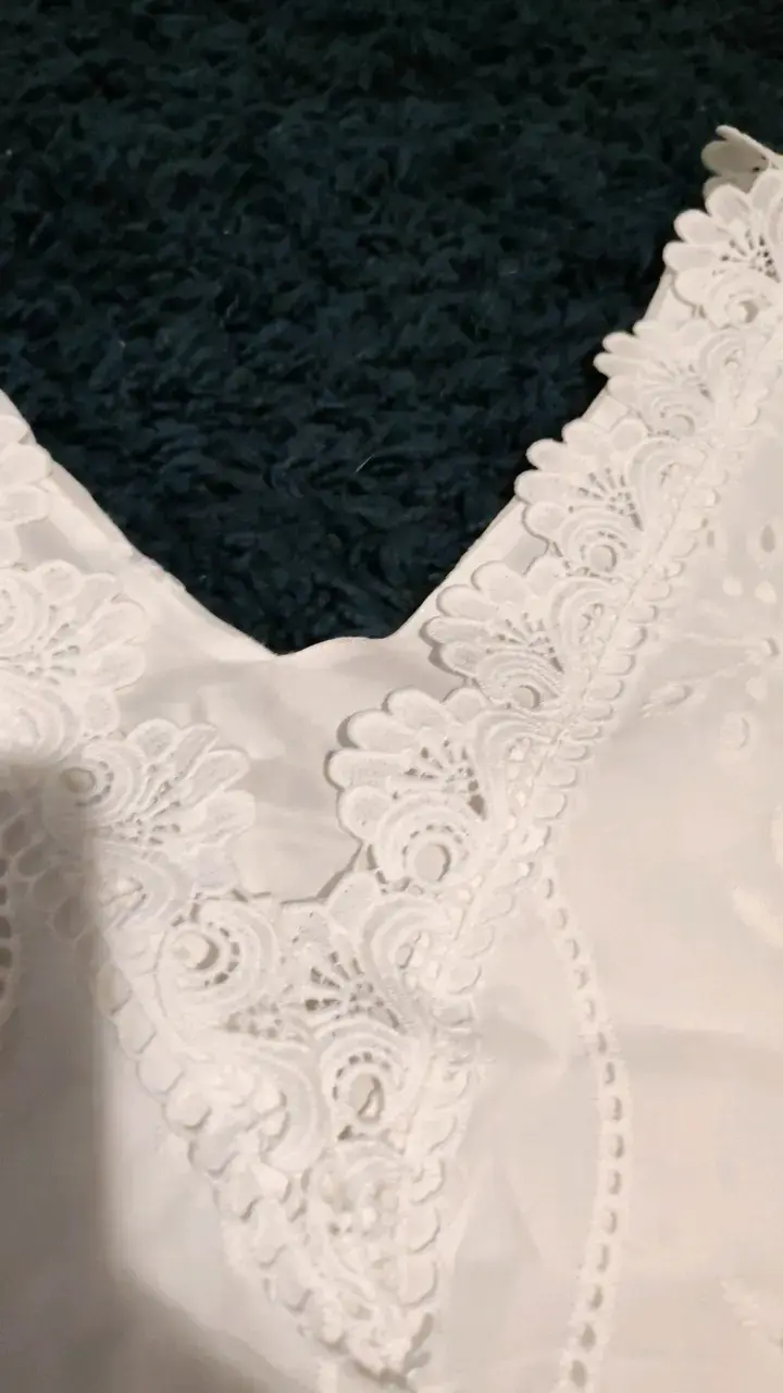 Vestido blanco de encaje sin mangas - 4