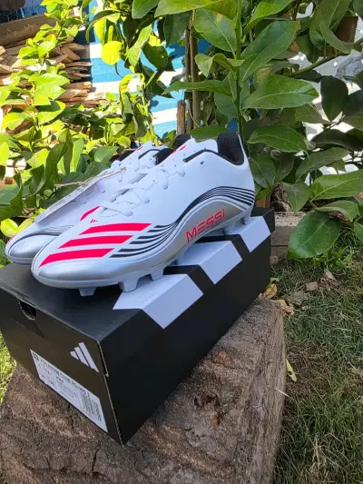 Zapatillas de fútbol Adidas Messi blancas - miniatura 1