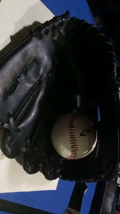 Guante de béisbol negro con pelota incluida - miniatura 1