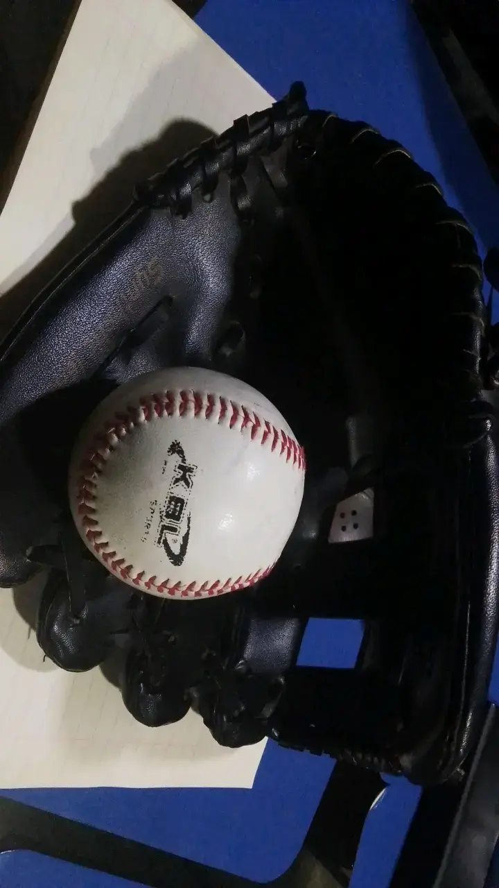 Guante de béisbol negro con pelota incluida - 2