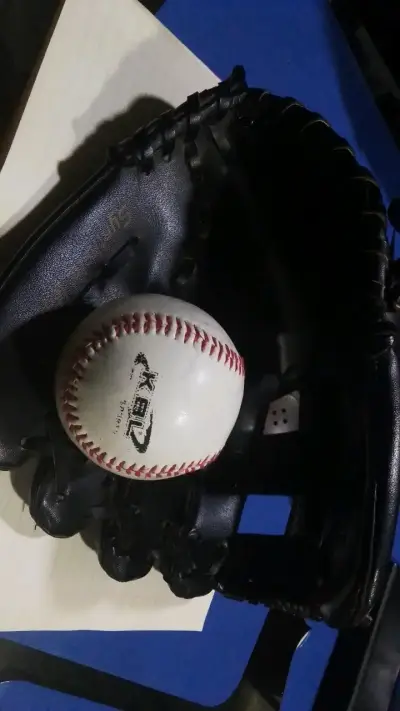 Guante de béisbol negro con pelota incluida - miniatura 2
