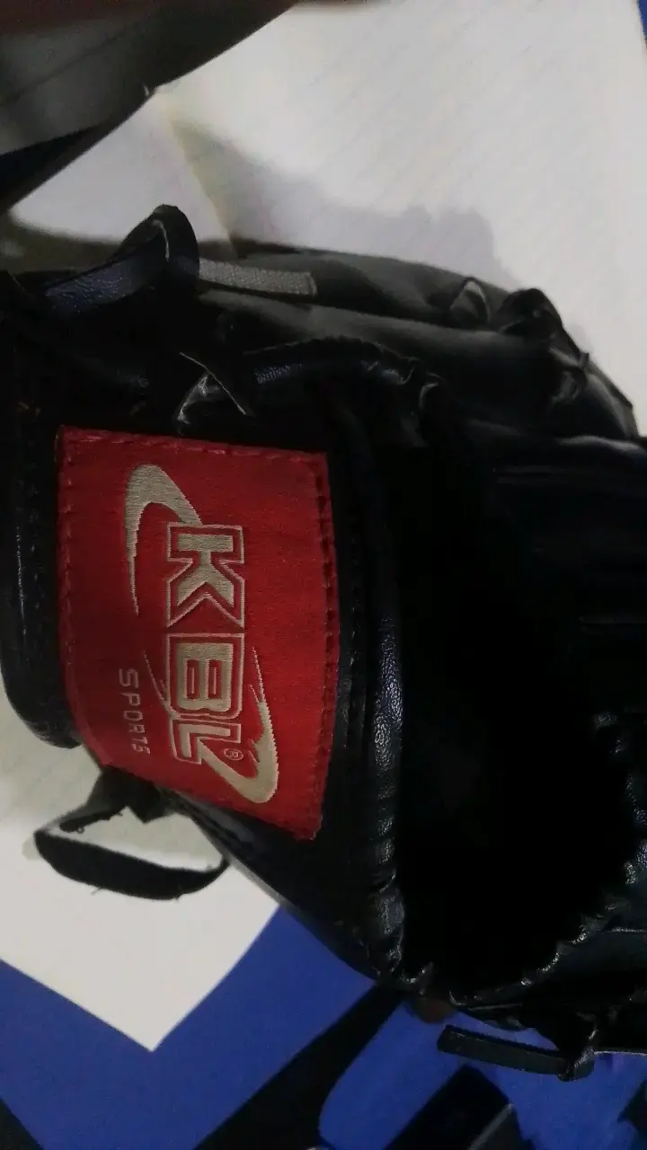 Guante de béisbol negro con pelota incluida - 4