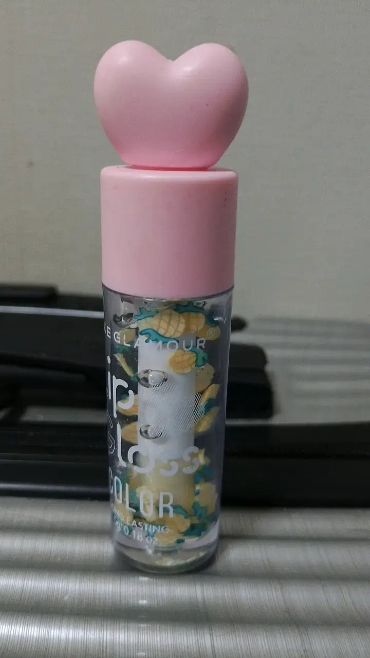 Brillo labial con tapa de corazón rosa