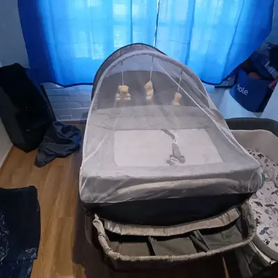 Cuna portátil plegable gris para bebé - miniatura 2