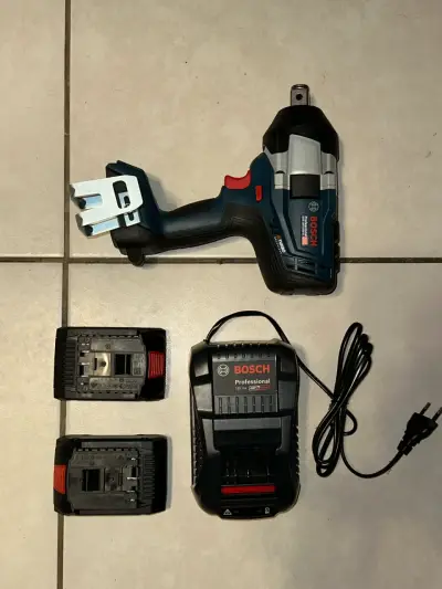Llave de impacto Bosch 18V con cargador y baterías - miniatura 1
