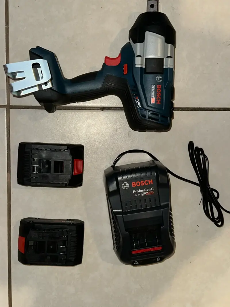 Llave de impacto Bosch 18V con cargador y baterías - 2