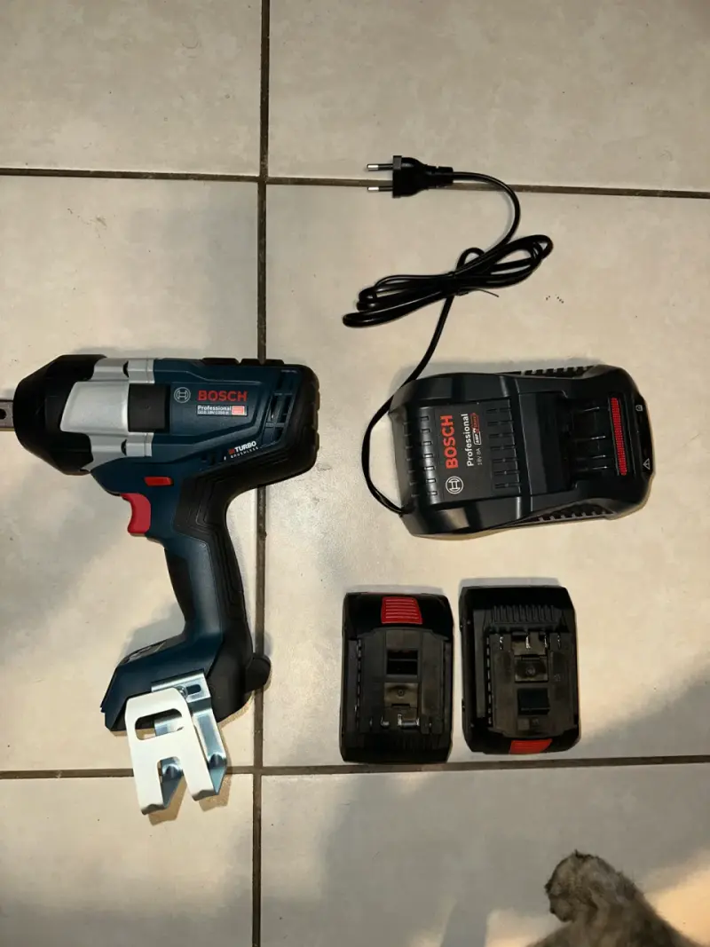 Llave de impacto Bosch 18V con cargador y baterías - 3