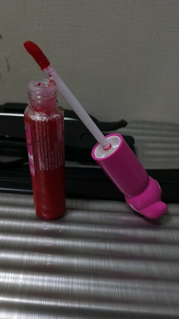 Brillo labial rojo con aplicador