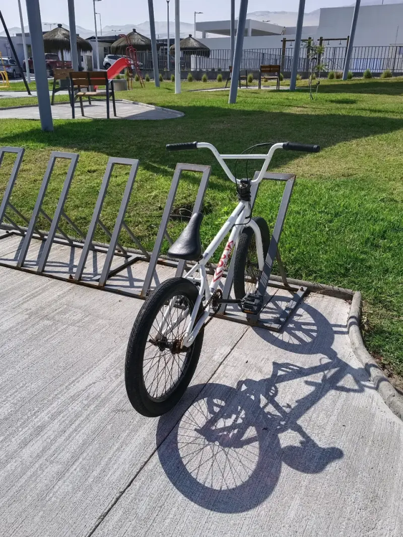 Bicicleta BMX blanca para acrobacias - 1